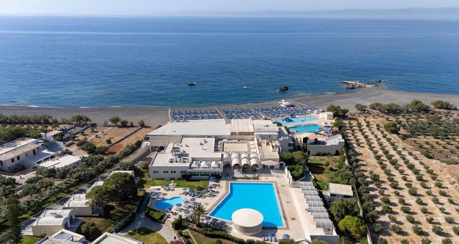 Hôtel pour 3 personnes, avec bassin pour enfant et jardin ainsi que piscine et vue