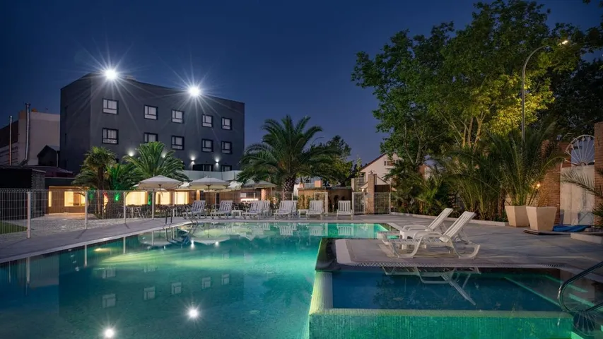 Hotel para 2 personas, con piscina y terraza, Familias con niños - 1