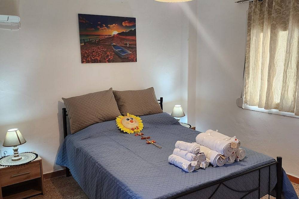 Hel lejlighed, Cozy 2-bedroom apartment in peaceful Mitilini with Wifi, Ac 1A up to 5 people in Lesbos