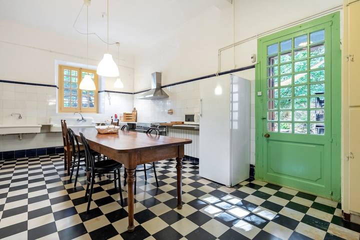 Maison d'hôtes 'L'Abadia De Santes Creus' avec vue sur la montagne, piscine privée et Wi-Fi in Santes Creus, Aiguamúrcia