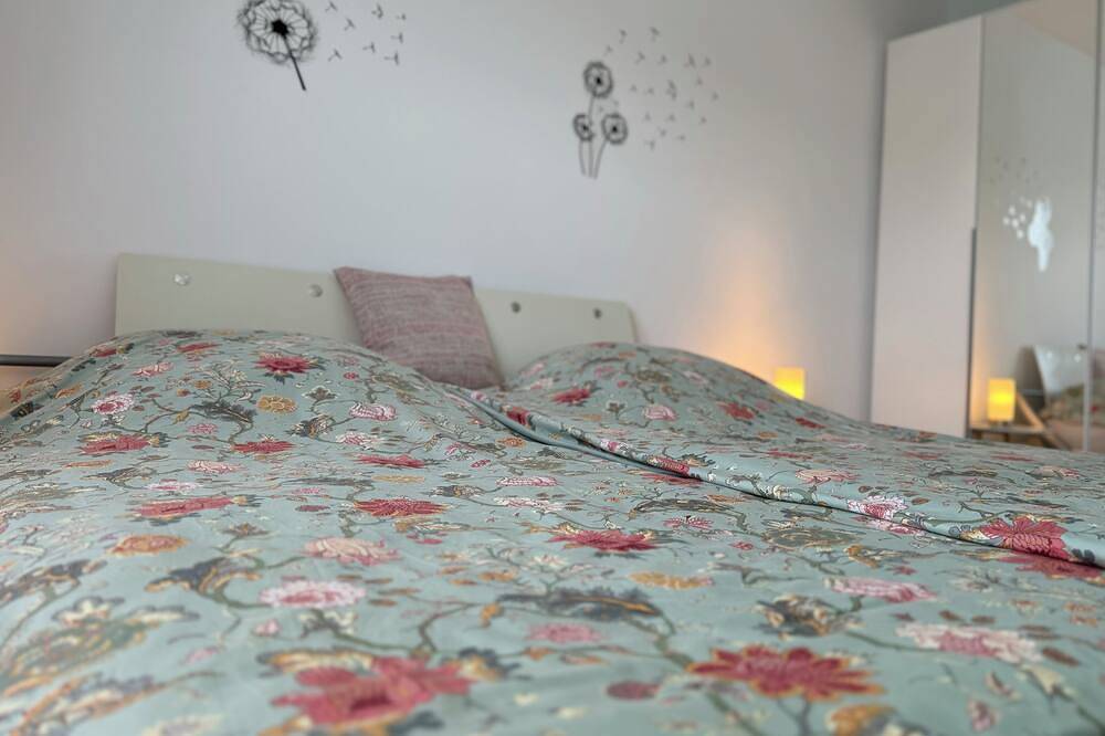 Entire apartment, Ruhrpott Residence - 3-room suite - 70m² with balcony in prime location in Oberhausen, Ruhr district