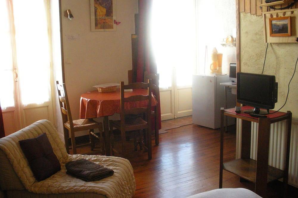 Appartement entier, Studio 1er étage retro avec balcon ds maison d'époque 19e, à côté des thermes in Bagnères-de-Bigorre, Hautes-Pyrénées
