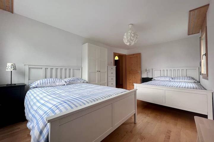Ganze Wohnung, 2 Bed 2 Bath, Bright, spacious, central apartment in Flims 5min walk to gondola in Flims-Dorf, Flims