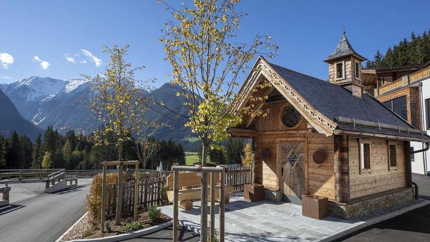 Chalet für 6 Personen, mit Pool und Sauna sowie Balkon in Neukirchen am Großvenediger