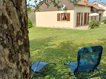 Gîte pour 4 personnes, avec jardin à Uzemain