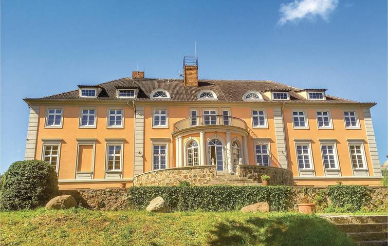 Ferienhaus für 34 Personen, mit Terrasse und Garten sowie Pool und Sauna in Uckermark