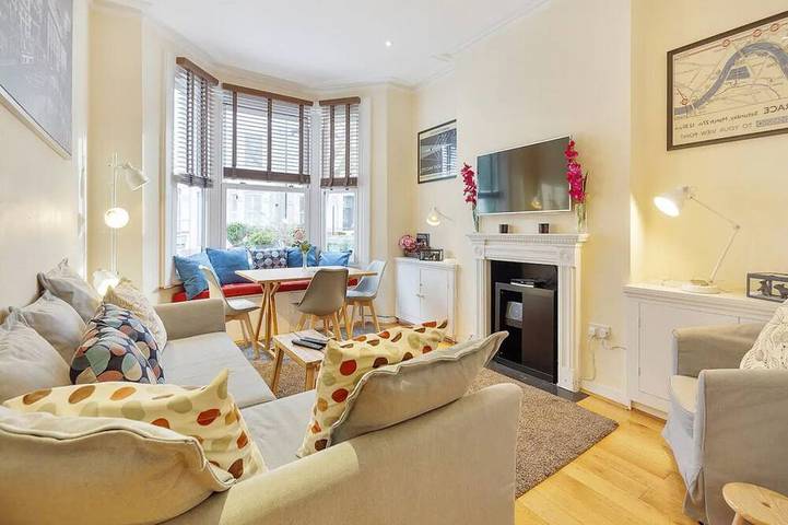 Vacation apartment for 4 people, with yard and terrace in London