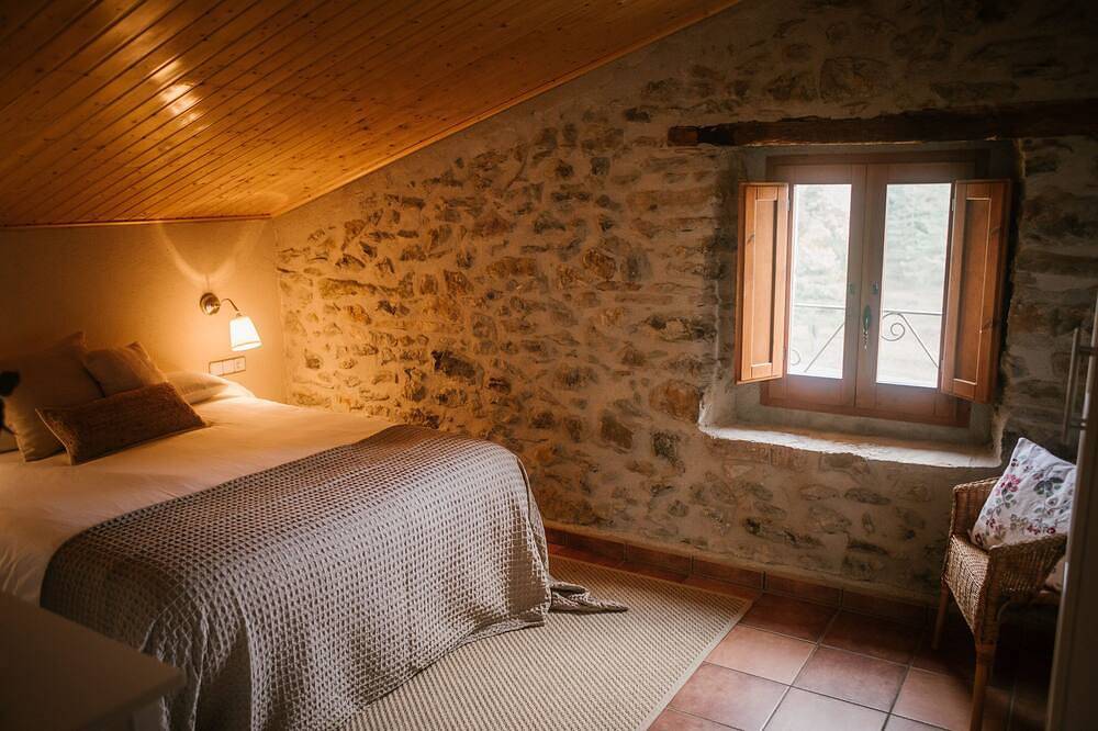 Alojamiento en la naturaleza con piscina, chimenea y barbacoa in Las Llosas, Pirineo Catalan