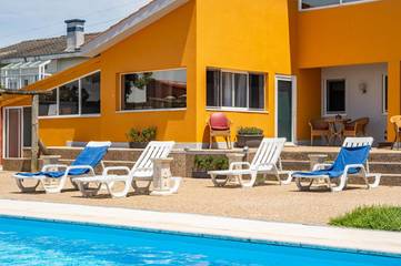 Gîte pour 2 personnes, avec terrasse ainsi que jardin et piscine dans Angeiras
