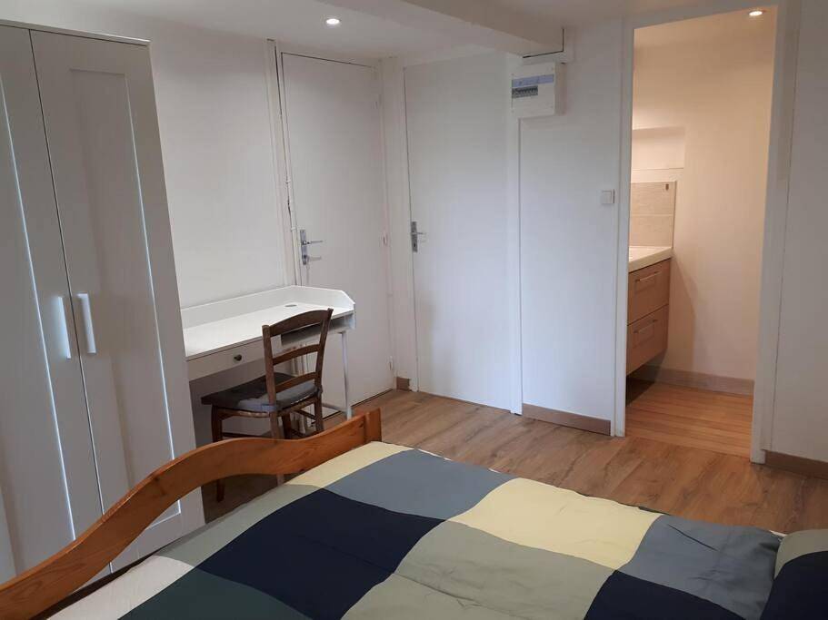 Appartement entier, One-Bedroom Apartment in Saint-Genest-Malifaux, Parc Naturel Régional du Pilat