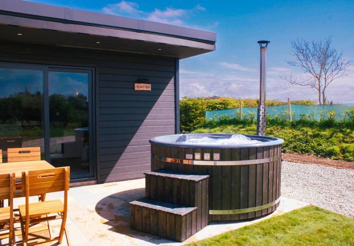 Glamping for 4 people, with Terrace and Hot tub as well as Garden and View in County Down