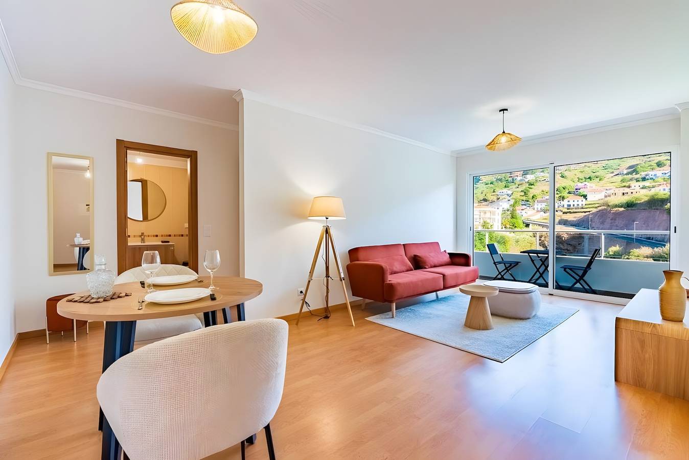 Entire apartment, Casa Sol – Modern Apartment in Central Caniço with Pool and Parking in Caniço, Madeira