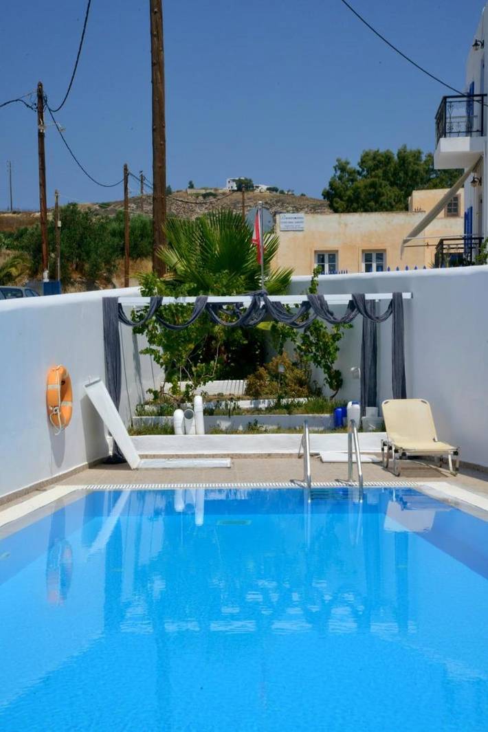 Gîte pour 3 personnes, avec terrasse ainsi que piscine et jardin dans Adamas - 2