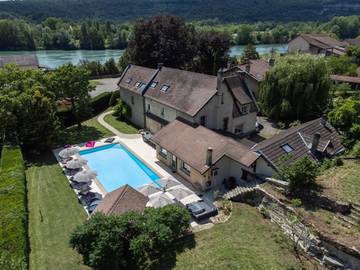 Cottage pour 14 personnes, avec sauna et piscine ainsi que jardin et jacuzzi à Sault-Brénaz
