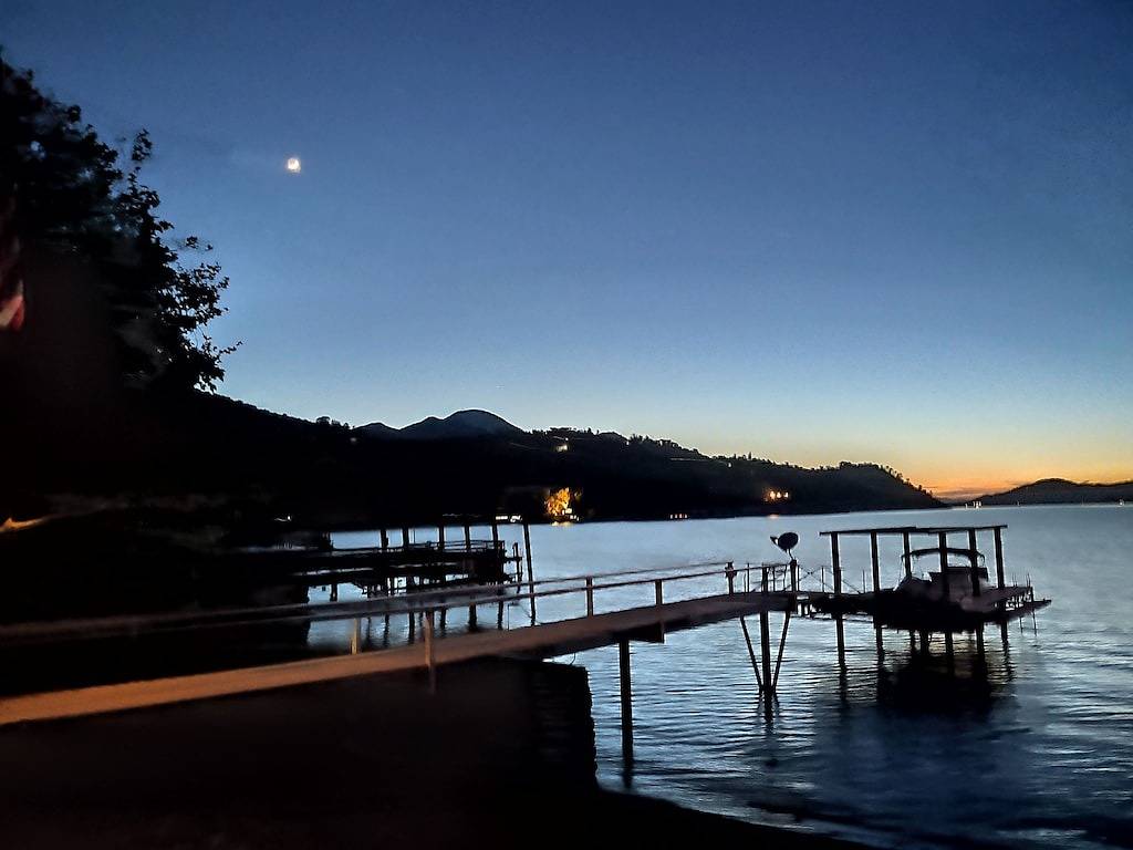 Lake Front Property Mit Million Dollar Views Mit Privatstrand und Dock in California North Coast