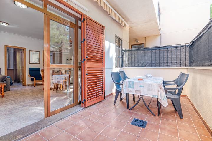 Apartamento entero, Apartamento vacacional "Bahía Azul" cerca de la playa con piscina compartida y Wi-Fi in El Palmar, Costa Blanca
