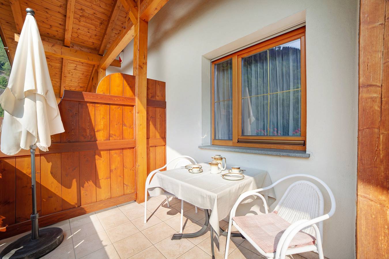 Geheel appartement, Appartement 'Obermoarhof Hirzer' met uitzicht op de bergen, gedeelde tuin en Wi-Fi in Algund, Ortler Alps