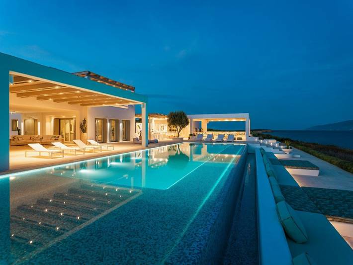 Villa for 22 people, with pool and garden as well as ocean view in Paros