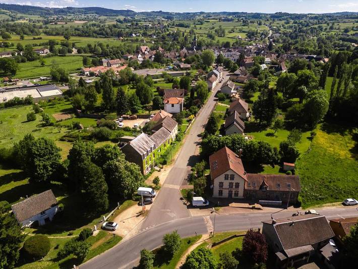 Location de vacances pour 14 personnes, avec vue ainsi que jardin et piscine à Pionsat - 2