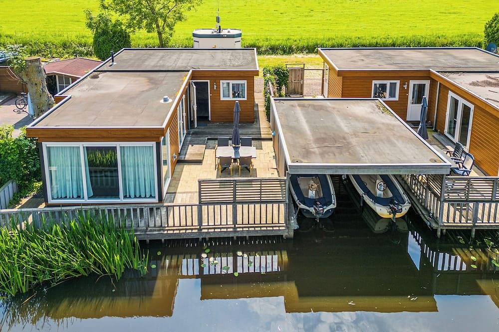 Geräumiges Chalet am Wasser mit einer Schaluppe in Regio Zwolle