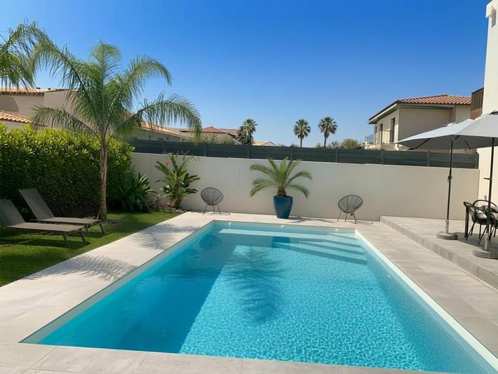 Location de vacances pour 6 personnes, avec piscine ainsi que vue et jardin à Villeneuve-de-la-Raho