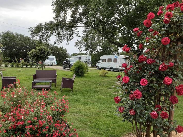 Location de vacances pour 3 personnes, avec terrasse ainsi que vue et jardin à Ernée - 2