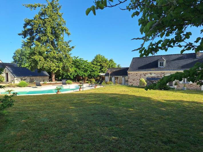 Maison d’hôte pour 2 personnes, avec terrasse et jardin ainsi que piscine et vue à Blaison-Gohier