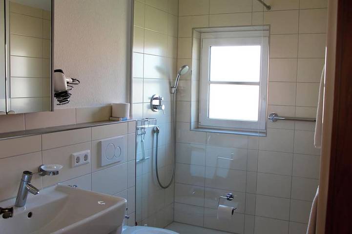 Ganze Wohnung, Gästehaus Reutemann Wg2 - Gemütliche Ferienwohnung in ruhiger zentraler Lage in Strandbad Nonnenhorn, Nonnenhorn