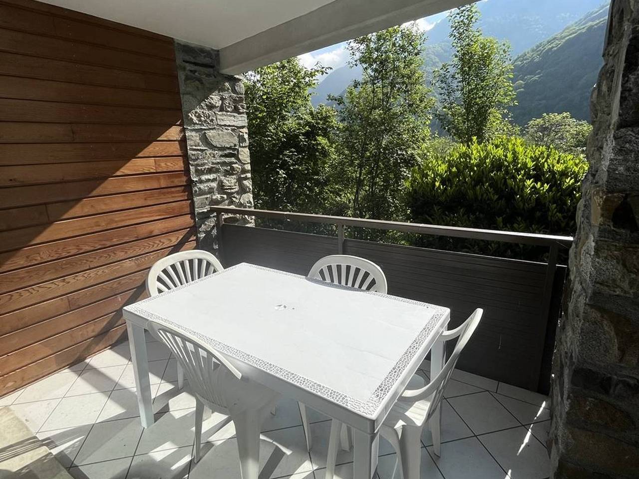 Geheel appartement, Spacious well-equipped chalet with parking in Cauterets in Cauterets, Nationaal park de Pyreneeën