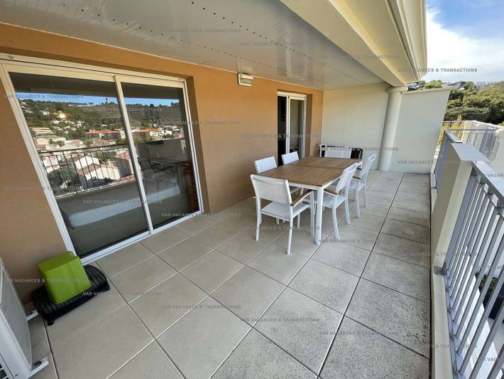Entire holiday apartment, Large terrace with sea view, recent residence, everything on foot in Saint-Mandrier-sur-Mer, Mediterranean Coast (France)