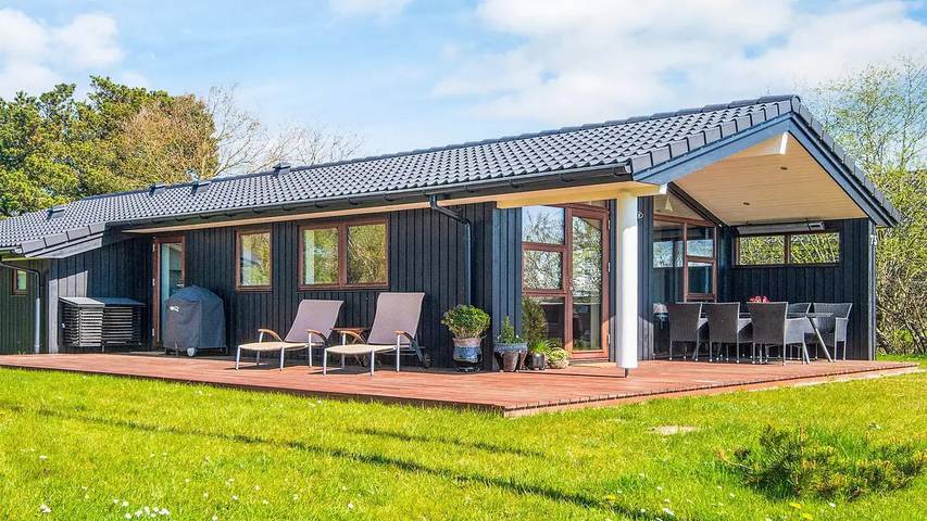 Ferienhaus für 7 Personen, mit Garten und Whirlpool in Lakolk