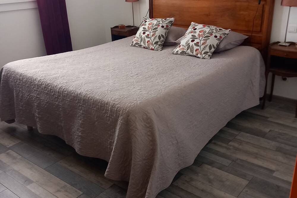 Quiet village house, swimming pool. Serenity guaranteed in its exotic garden. in Entraigues-sur-la-Sorgue, Vaucluse