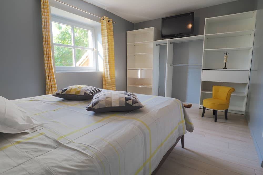 Maison de campagne 8 personnes tout confort,grande piscine in Saint-Chamassy, Périgord