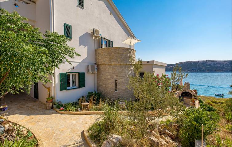 Apartamento vacacional entero, Acogedor apartamento con terraza, barbacoa y a 2 km de la playa in Stara Novalja, Pag