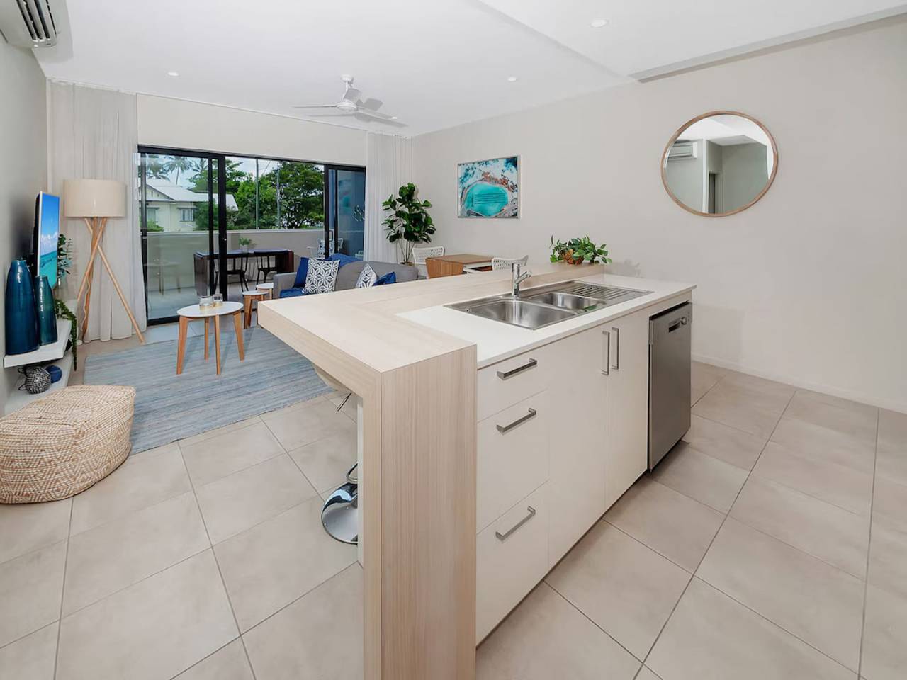 Ganze Wohnung, Küstennahes 2-Bett-Apartment mit Parkplatz und Pool am Meer in Cairns North, Cairns