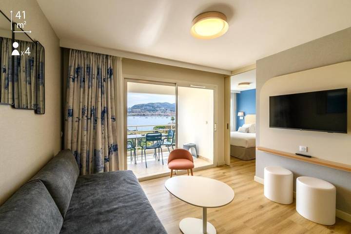 Appart’hôtel pour 6 personnes, avec vue et terrasse ainsi que bassin pour enfant et piscine, animaux acceptés