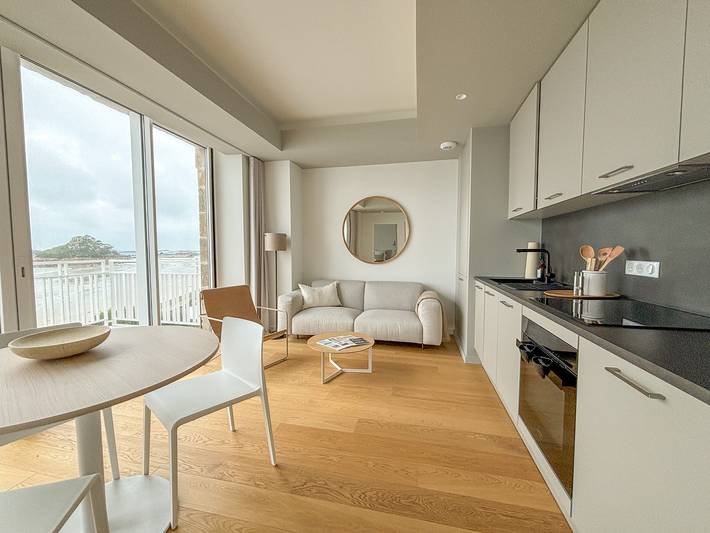 Gîte pour 2 personnes, avec piscine et terrasse ainsi que vue sur l’océan et jardin dans Plage Tresmeur - 4