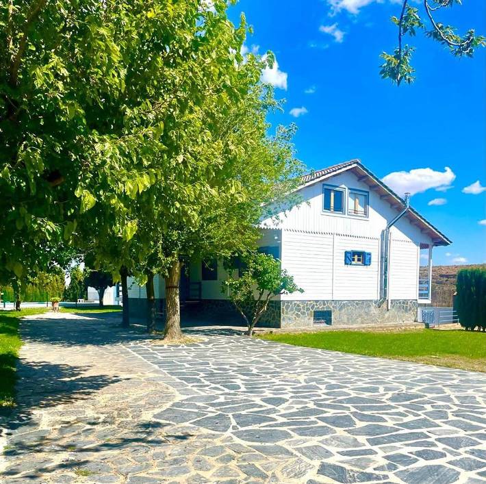 Casa rural para 14 personas, con Balcón y Terraza además de Jardín y Piscina en Plou