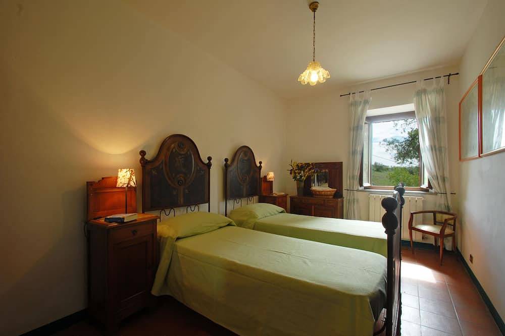 A farmhouse in a large forest on a mountain with an immense view around it. in Città della Pieve, Provincia de Perugia