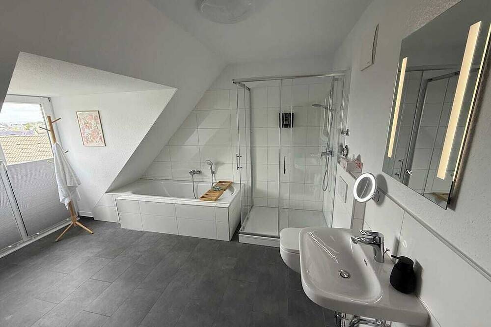 Ganze Wohnung, Großzügiges Apartment am Pulheimer Marktplatz (bis 6 Personen) in Pulheim, Rhein-Erft-Kreis