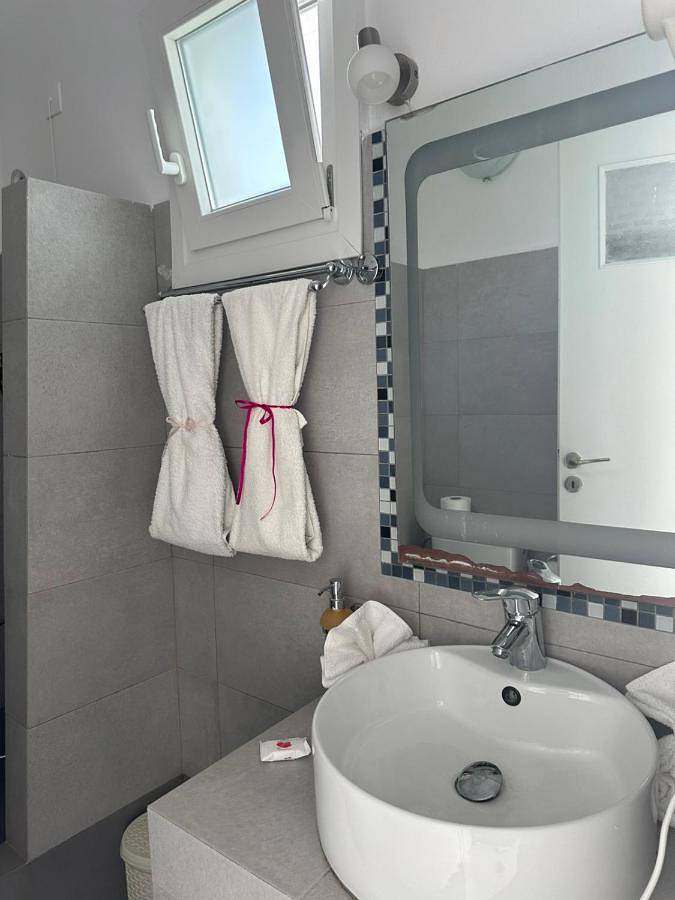 Sardis Rooms in Kímolos
