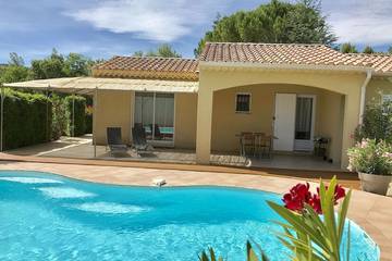 Cottage pour 2 personnes, avec jardin et terrasse, animaux acceptés à Crestet