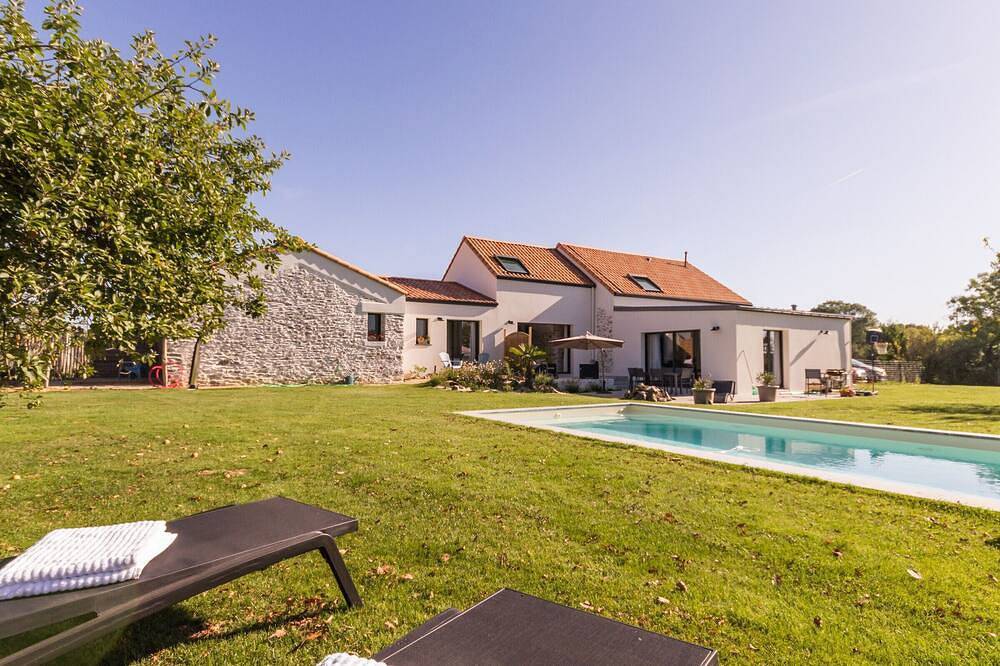 Estudio Jungle con terraza y piscina climatizada cerca de Nantes in Planète Sauvage, Port-Saint-Père