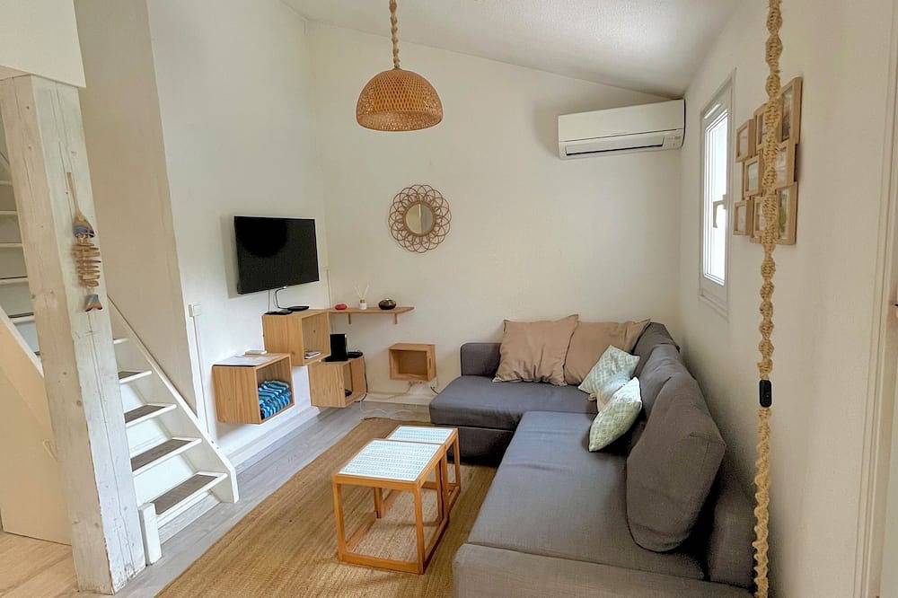 Maisonnette in the heart of Provence in a residence with shared swimming pool in Eyguières, Region de Arles