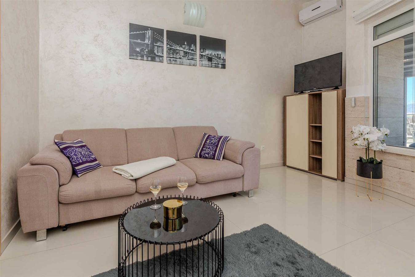 Entire apartment, Modern apartment for 4-6 per. | Sea view | Beachfront in Vir