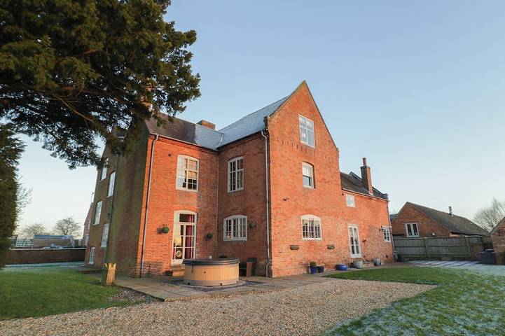 Cottage for 20 people, with garden and hot tub - 1