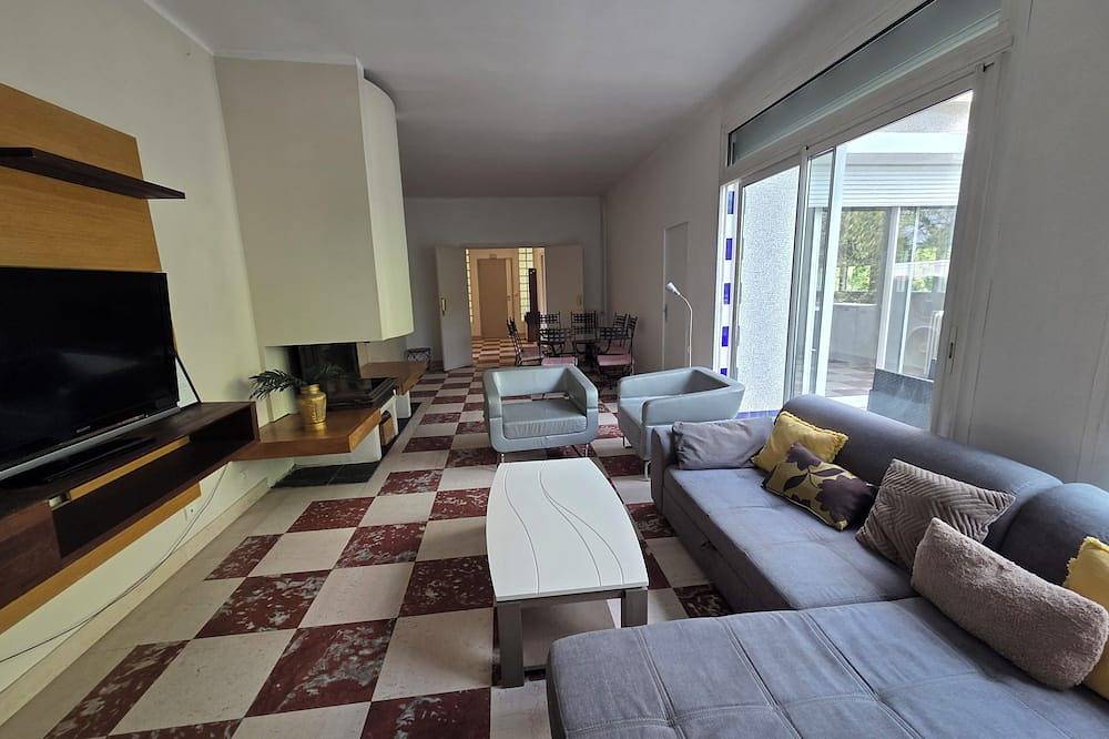 Appartement entier, Peut accueillir 14 voyageurs, spacieux, grande terrasse. in Montreuil, Seine-Saint-Denis