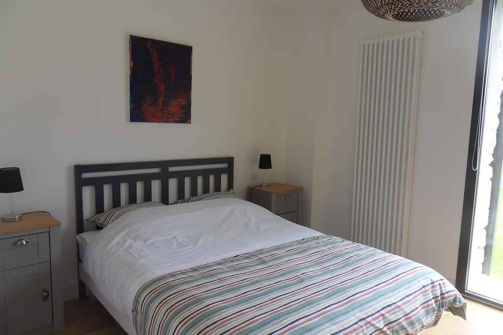 Renovated building, all comforts, games room, office, families, professionals in Ermenonville, Río Oise
