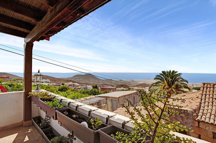 Haustierfreundliche Villa Varanski Vista mit Meer- und Bergblick, Pool, A/C, WLAN, Garten & Terrasse in San Miguel de Abona, Teneriffa Süd