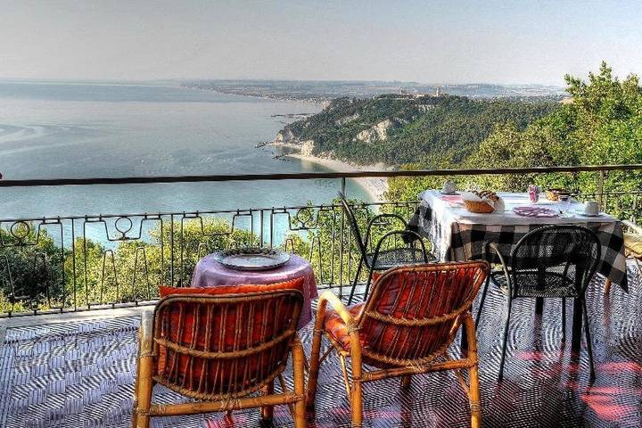 B&b per 2 persone, con terrazza e giardino nonché piscina e panorama in Riviera del Conero